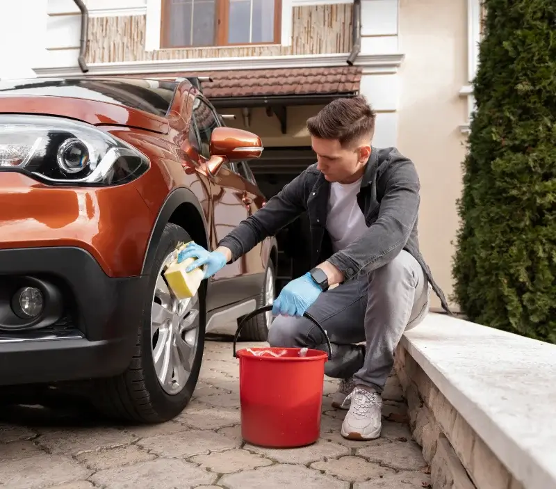 Lavage auto à domicile Rudelle : professionnel intervenant sur un véhicule